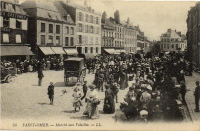 Il y a beaucoup de charrettes tirées par un cheval,mais sur la gauche de cette vue on aperçoit une voiture automobile ce qui était rare à l'époque.